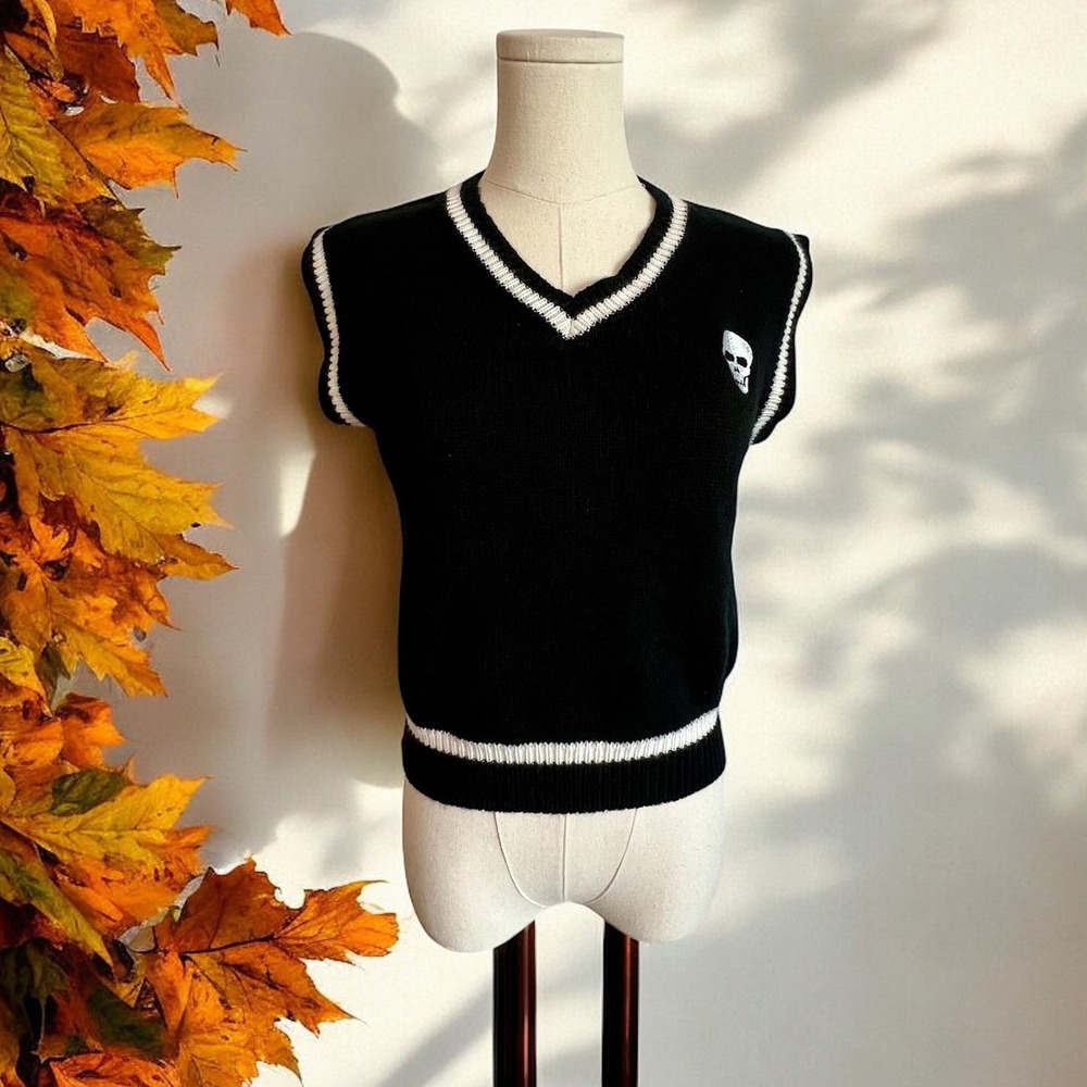 Hot Topic Black Skull Knit Sweater Vest White Contrast Trim V-Neck Goth Emo M